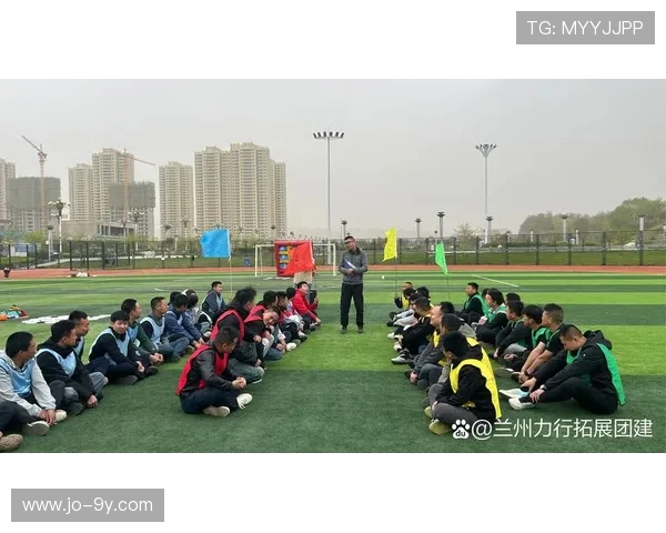 足球教练动作整齐展现团队精神激发球员斗志与训练热情